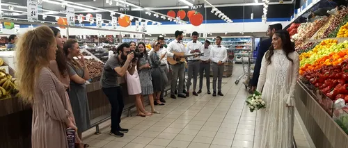 CORONAVIRUS. Un cuplu s-a căsătorit într-un supermarket, după ce Guvernul a interzis adunările