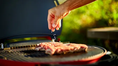 Iată alimentele care nu trebuie să fie consumate în perioadele caniculare de vară. Ce spune un nutriționist despre consumul de mititei la 35°C