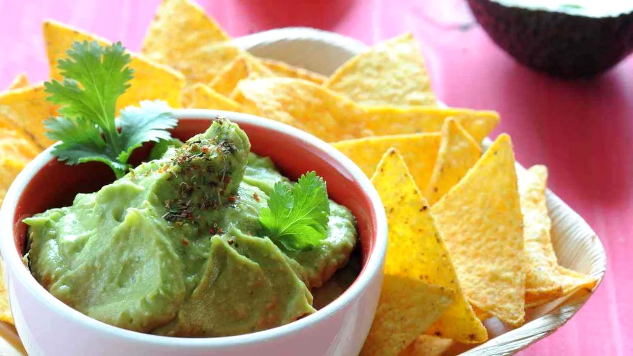 GUACAMOLE. Cum prepari corect o gustare DELICIOASĂ