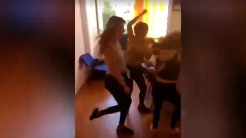 Trei adolescente S-AU BĂTUT pentru INIMA unui băiat într-un colegiu din Comănești