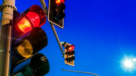 Primul oraș din România cu semafoare inteligente conectate direct la RADAR. Ce pățesc șoferii care depășesc viteza