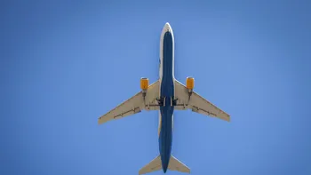 Un avion a zburat timp de 10 minute FĂRĂ pilot. Comandantul era la baie, iar copilotul leșinase