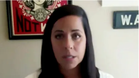 CONTROVERSĂ. O angajată a celui mai bogat om din lume, concediată în 30 de secunde după ce s-a plâns de teama noului coronavirus