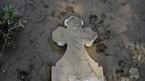 Cimitirul din Bascov - distrus de furia apelor: Nu se mai știe acum cine unde e îngropat