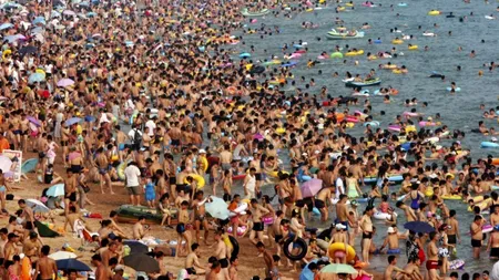 Mega-petrecere la Wuhan, în epicentrul pandemiei Covid-19. Cum se distrează chinezii în parcul acvatic, fără distanțare fizică și fără măști de protecție! GALERIE FOTO și VIDEO!