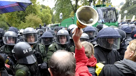 VIOLENȚE la un festival kurd din Germania. Aproximativ 80 de polițiști au fost răniți