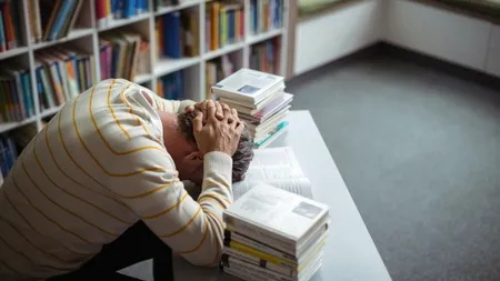 Directorul unei școli din Suceava, acuzat că ar fi trimis fotografii indecente unei eleve MINORE: 