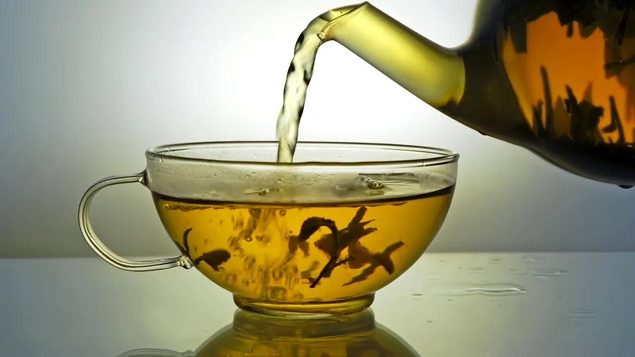 O femeie a rămas fără dantură pentru că a băut prea mult ceai