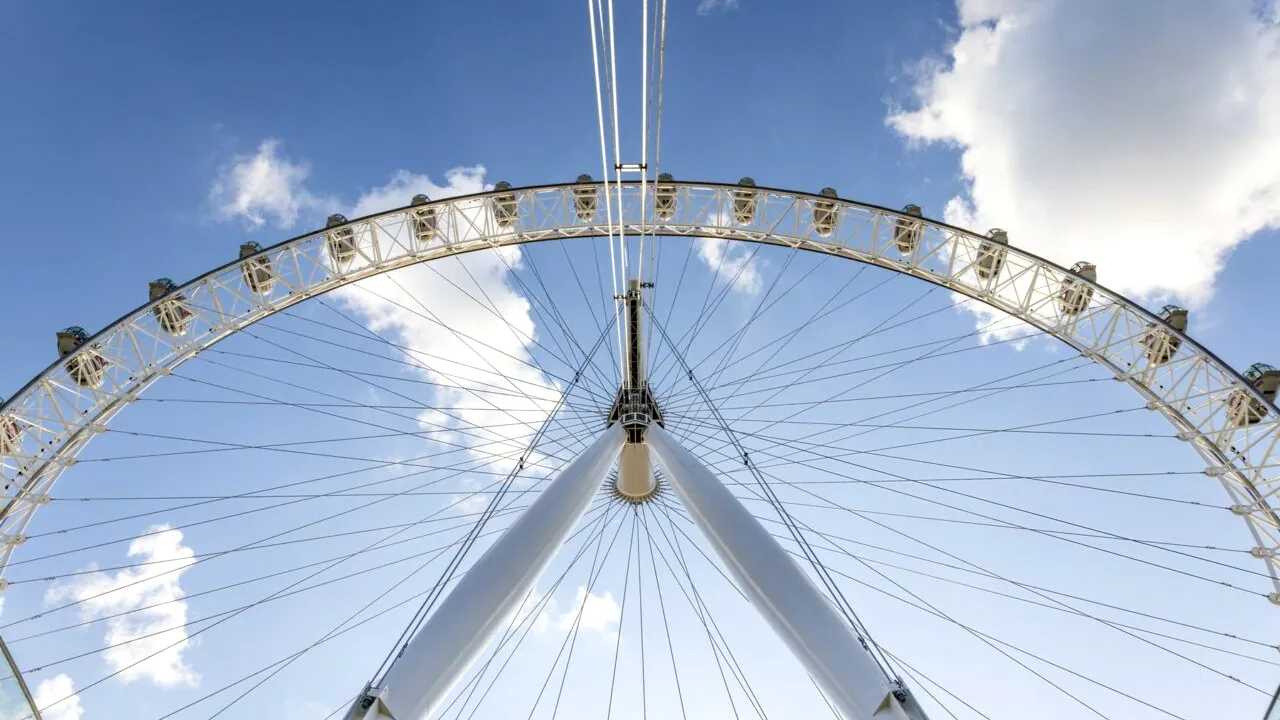 Banca Angliei menține nivelul dobânzii de referință / Presiunile inflaționiste persistă, iar activitățile economice ale Marii Britanii încetinesc