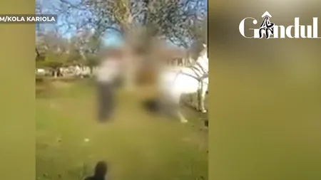 GÂNDUL LIVE. Imagini greu de urmărit! Doi bărbați bat cu biciul un cal, în Dolj