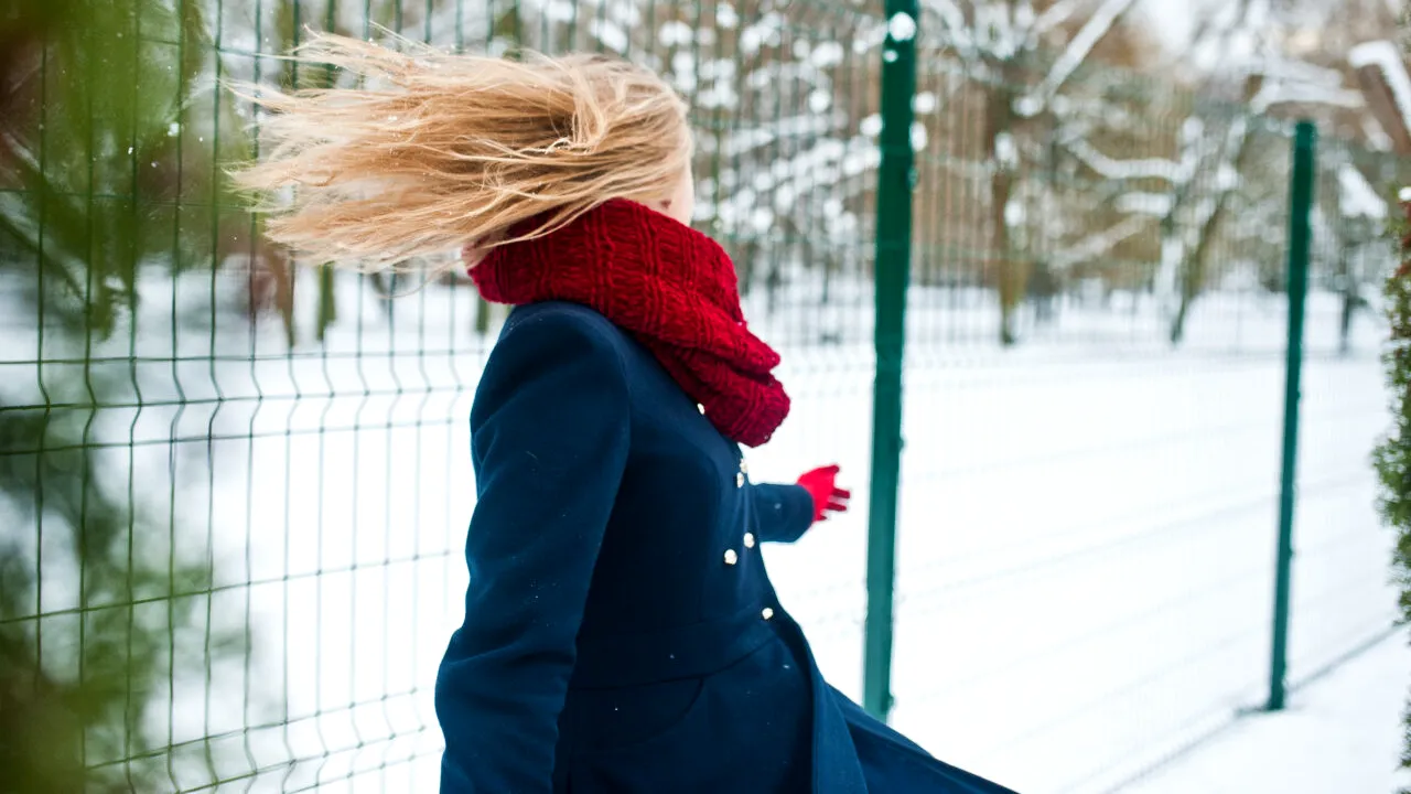 ANM emite Cod Galben de vânt puternic în zonele montane a trei județe. Sunt prognozate ninsori, viscol și chiciură