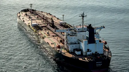 Financial Times: Căpitanii de petroliere, remunerați cu până la 100.000 de dolari pe lună pentru a traversa Strâmtoarea Ormuz