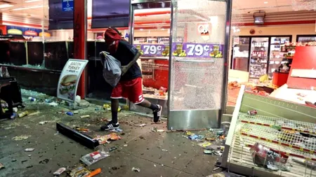 Benzinărie incendiată și magazine jefuite în SUA, după ce un adolescent de culoare a fost împușcat mortal de poliție