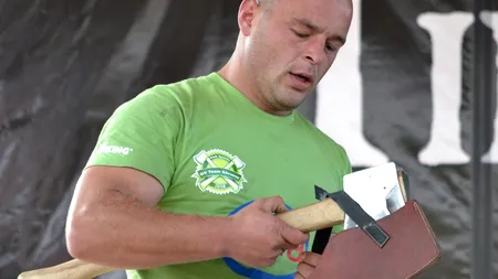 El este cel mai bun tăietor de lemne din România. Cât te costă să ajungi campion național 