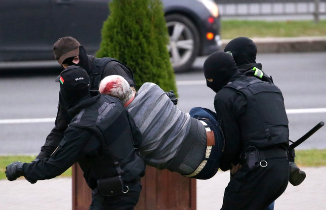 Protestele din Belarus: Poliția are voie să folosească arme militare! Sute de protestatari au fost bătuți și arestați duminică - FOTO