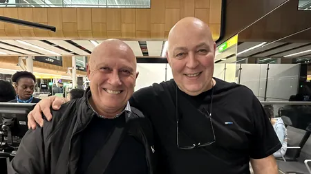 Întâlnirea NEOBIȘNUITĂ a doi bărbați cu același nume, care par a fi frați gemeni „Care erau șansele să se întâmple asta?”