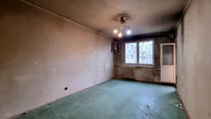 FOTO | Apartament cu două camere din Capitală, subiect de glume pe internet: „A fost incendiu sau vreun bombardament în zonă?”