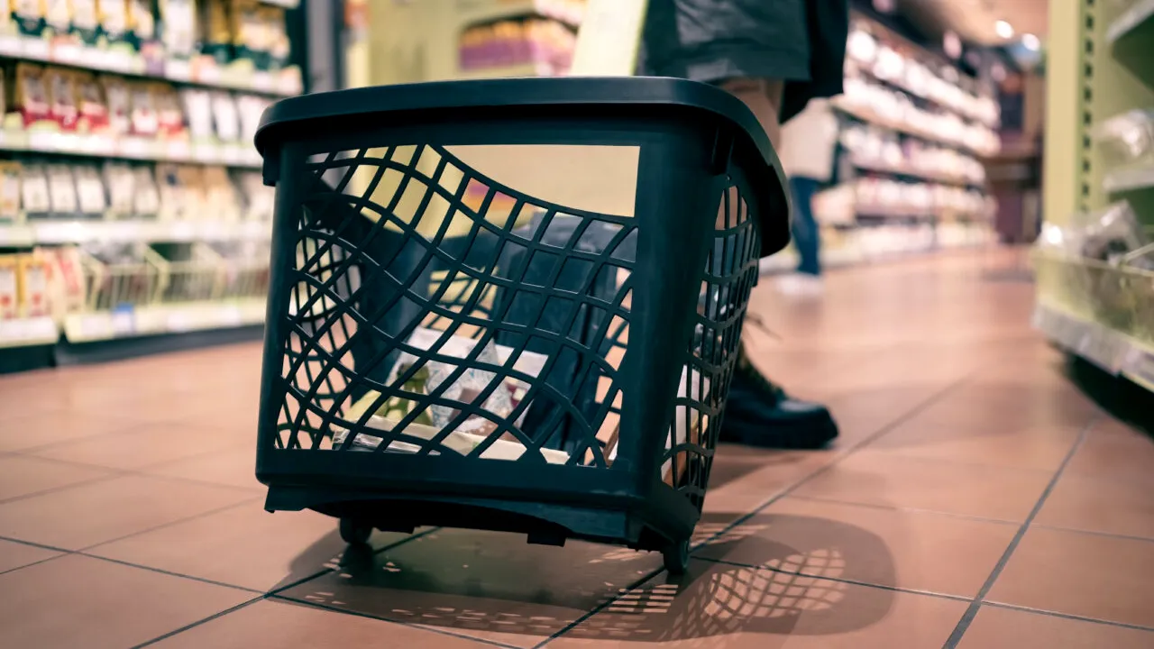 Cât a crescut valoarea coșului de consum în 2025, pentru o familie cu doi copii. Câți bani ar trebui să cheltuie pentru un trai decent în România