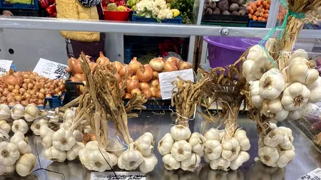 Triplu ca în supermarket! Câți lei costă o legătură de usturoi românesc în piața Berceni din București