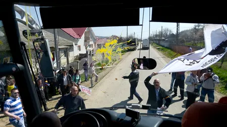 Protestatarii care au aruncat cu ouă în autocarul ziariștilor la Pungești, căutați de polițiști