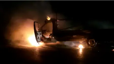 VIDEO | O camionetă a luat foc pe Autostrada București-Pitești și a ars în întregime. Traficul auto a fost blocat pe sensul spre Capitală