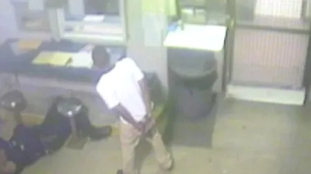 Polițistul care urma să-l încarcereze a suferit un atac de cord chiar în fața sa. Cum a reacționat tânărul arestat