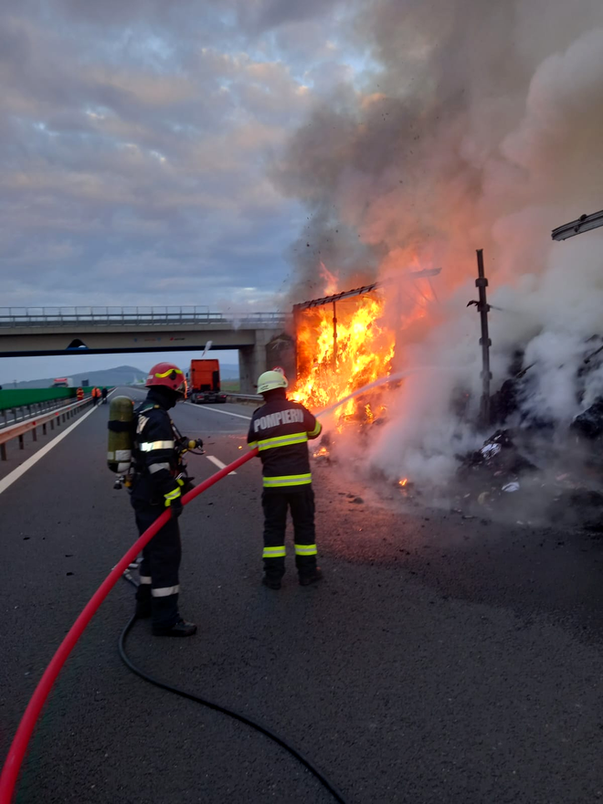 Incendiu pe autostrada A10 Sebeş-Turda. Un TIR încărcat cu textile s-a făcut scrum - GALERIE FOTO-VIDEO