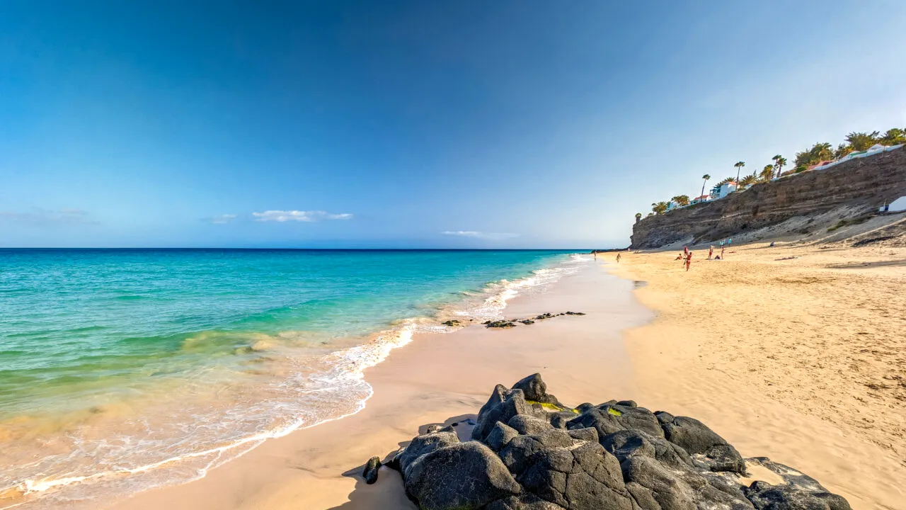 Unde poți face baie în luna martie. PARADISURILE aflate la doar 3 ore de zbor de România