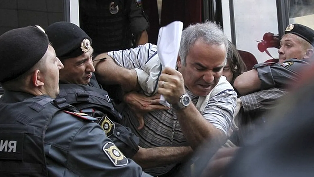 Fostul campion mondial la șah Garry Kasparov a fost ARESTAT după ce a protestat împotriva verdictului în cazul Pussy Riot. GALERIE FOTO