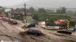 Rupere de nori pe Valea Prahovei. Bușteniul, paralizat de viituri. Imagini cu mașini luate de ape pe DN1