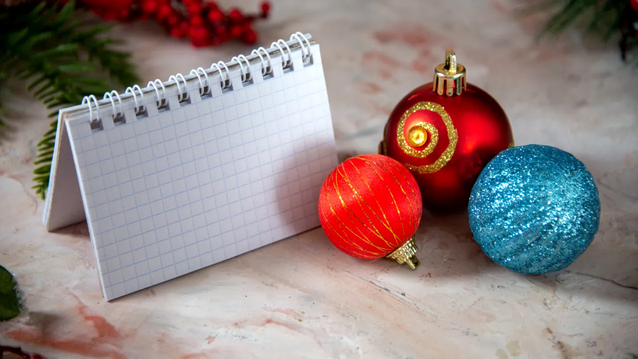 Care sunt zilele libere din decembrie 2025. Când se bucură angajații și elevii de minivacanțe legale
