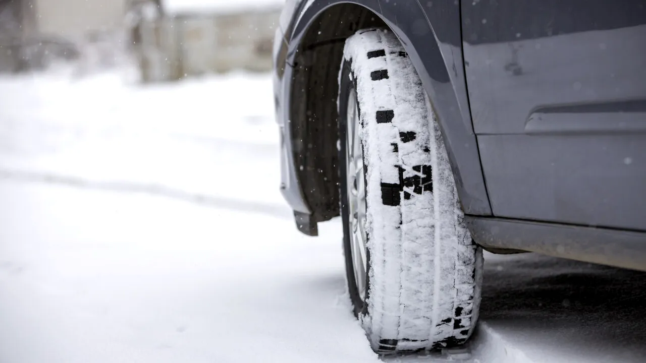 Când se montează anvelopele de iarnă, de fapt. Ce prevede Codul Rutier