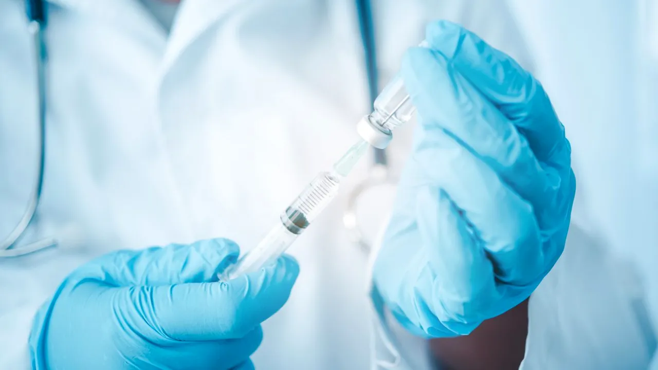 Cercetările pentru dezvoltarea vaccinurilor neinjectabile anti-COVID-19 dau motive de speranță celor cu frică de ace. În ce stadiu se află producătorii