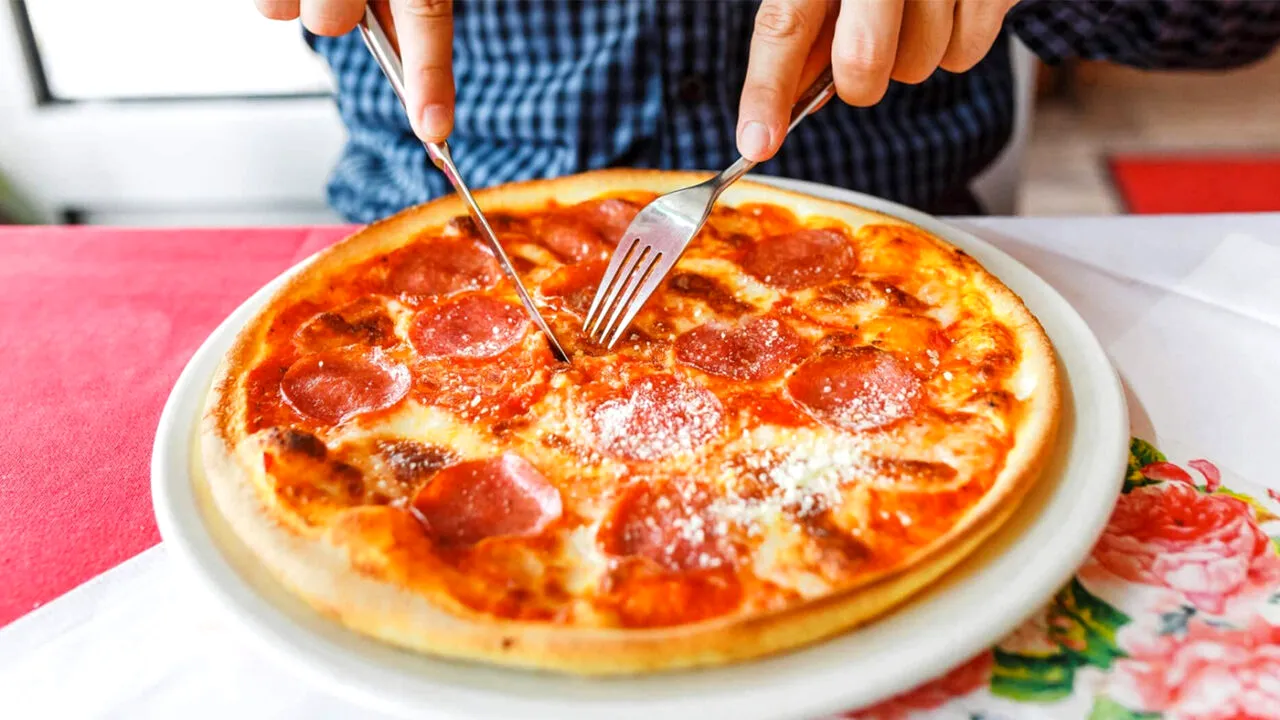 Psihologii susțin că oamenii care mănâncă pizza cu furculița și cuțitul, în general, ascund acest mare defect