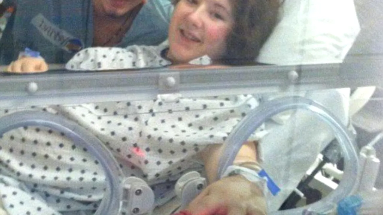 Un caz la 70 de milioane. O tânără a născut două perechi de gemeni identici