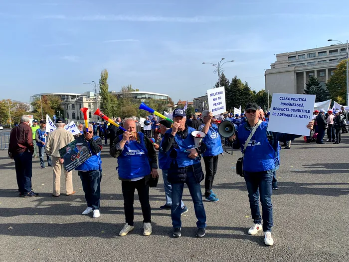 Protest simbolic în fața Guvernului, de Ziua Armatei. Mii de sindicaliști din Poliție, Armată și Silvicultură și-au cerut drepturile