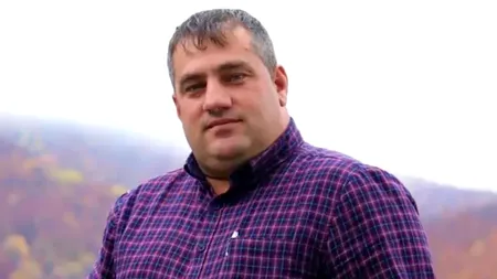 Primarul care a FURAT leagănele din curtea unei grădinițe și le-a montat în fața pensiunii sale a ieșit din arest