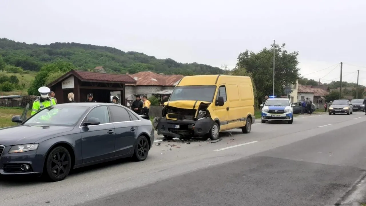 Opt persoane, între care o adolescentă de 17 ani, au fost RĂNITE după ce două maşini s-au ciocnit pe o șosea din Vâlcea