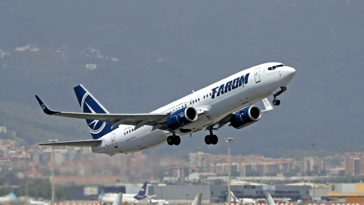 Ce salariu primește o stewardesă la TAROM. Ce studii trebuie să aibă la angajare