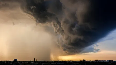 AVERTIZARE METEO pentru București, până joi. Vor fi averse, cu posibile vijelii și căderi de grindină