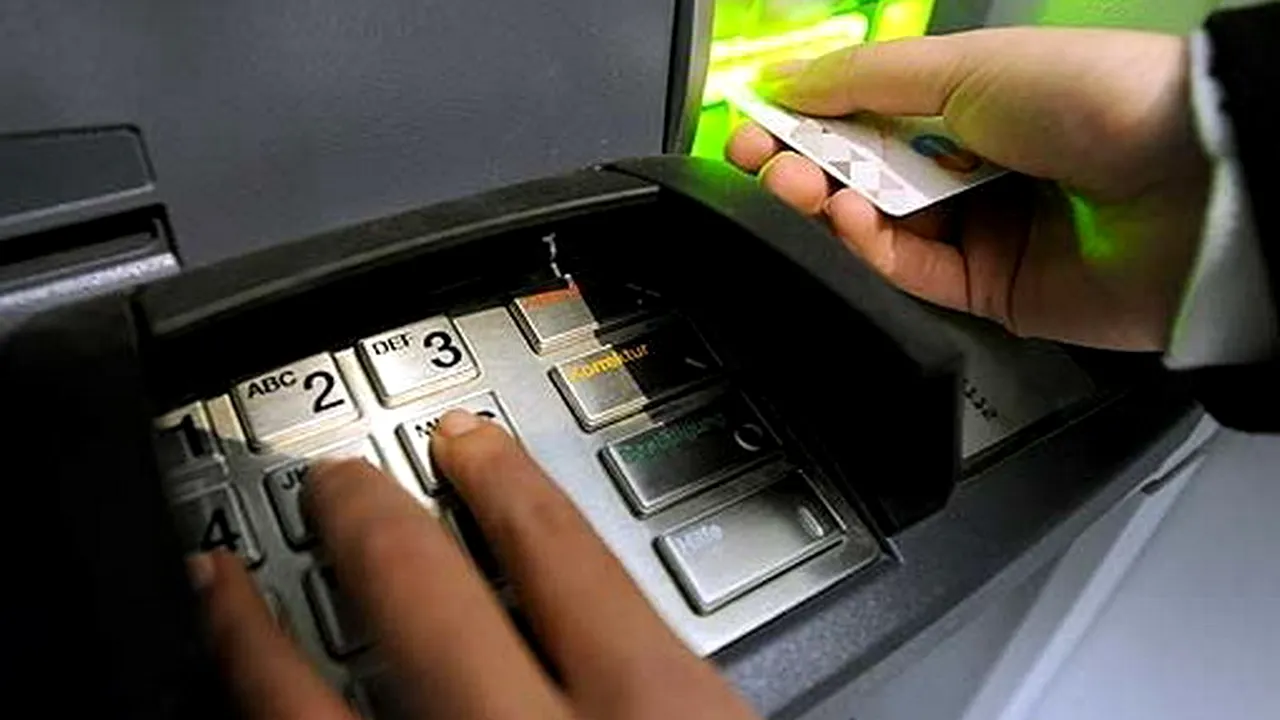 Cum se fură la bancomat. Fiul unui cunoscut impresar din fotbalul românesc, în rețeaua de ALBA-NEAGRA de la ATM