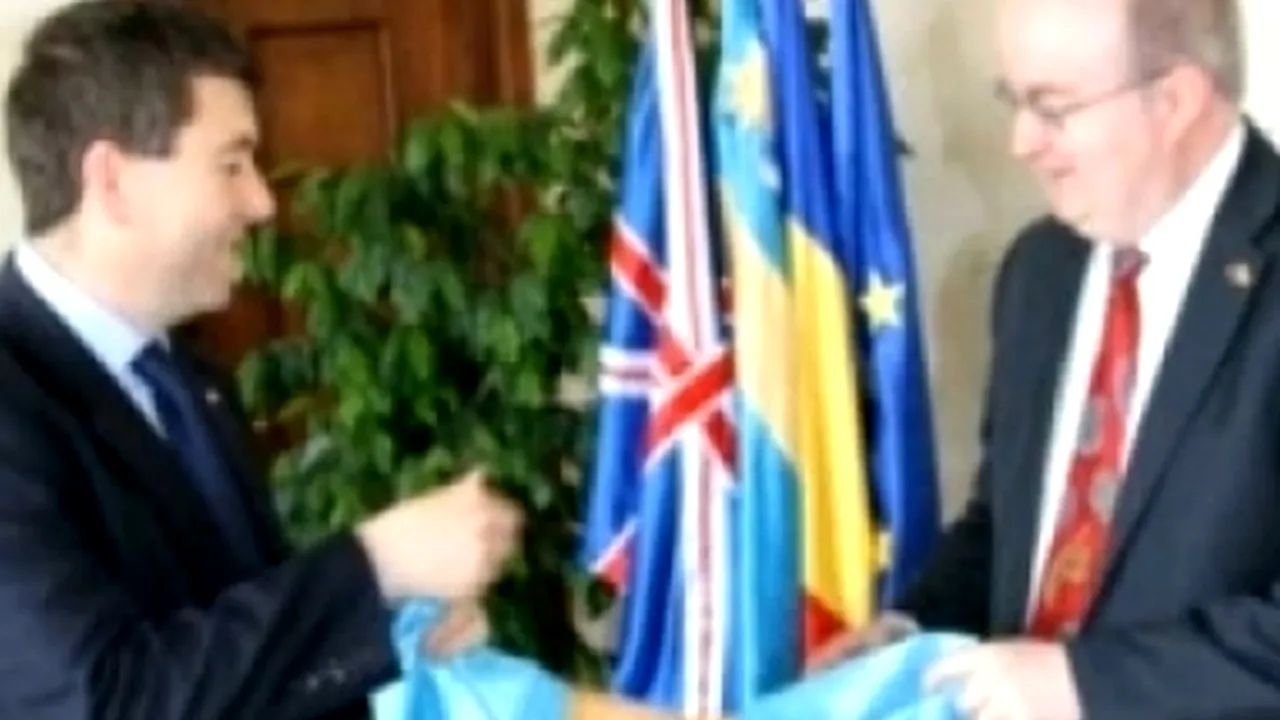 Ambasadorul Marii Britanii, fotografiat cu steagul Ținutului Secuiesc