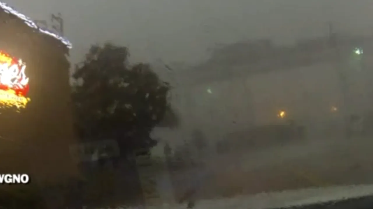 Imagini incredibile: un tren este doborât de vânt de pe un pod din SUA