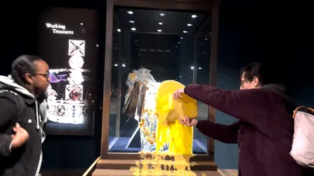 Turnul Londrei a fost închis pentru vizitatori. Patru activiști au fost arestați după ce au aruncat cu mâncare în vitrina Coroanei Imperiale