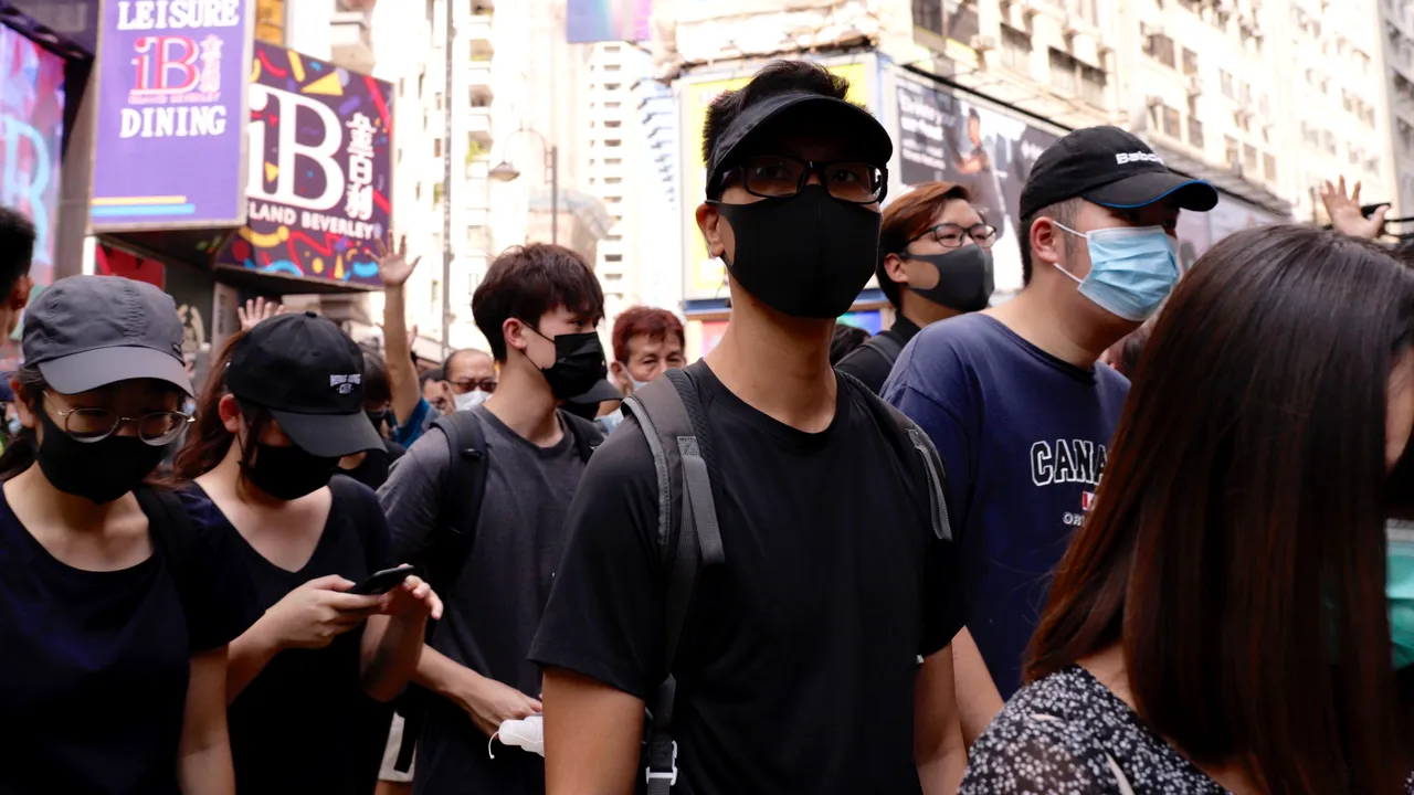 Mii de persoane sfidează legea care interzice purtarea măștilor și protestează în Hong Kong