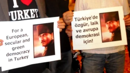 Protest în Parlament înaintea discursului șefului legislativului de la Ankara, în semn de solidaritate cu protestatarii din Turcia