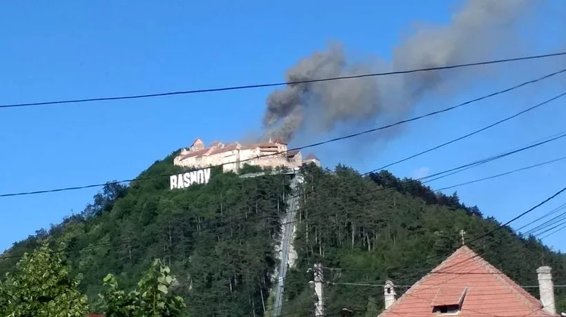 BRAȘOV. Incendiu la Cetatea Râșnov / Focul a izbucnit la acoperișul unei clădiri aflate în restaurare