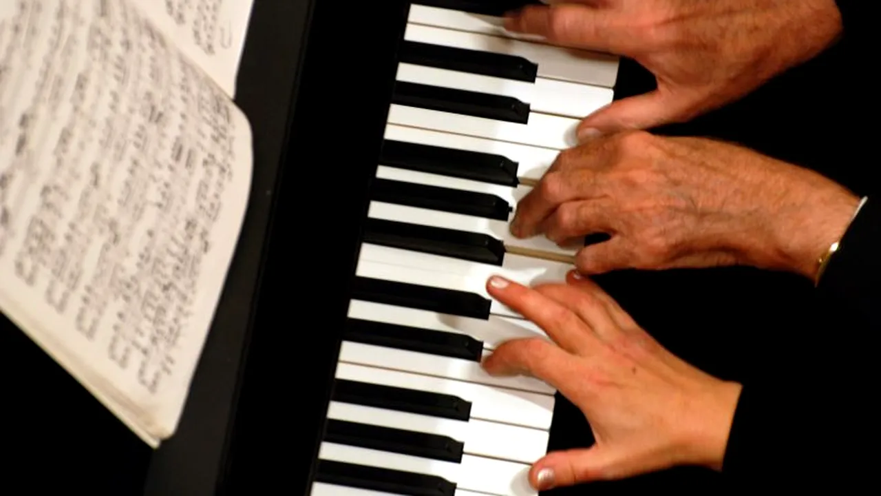 Un nou SCANDAL SEXUAL la o școală din România. Un profesor de pian, acuzat că a întreținut relații sexuale cu două minore