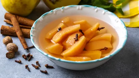 Cum prepari compot de gutui, rezistent și ideal pentru păstrarea pe timp de iarnă. Secretul pe care puține gospodine îl cunosc