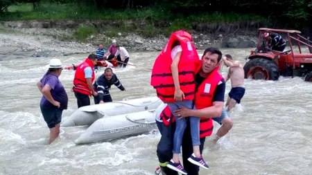 Un tractor cu 5 persoane, împotmolit în albia unui râu din Vrancea - FOTO 